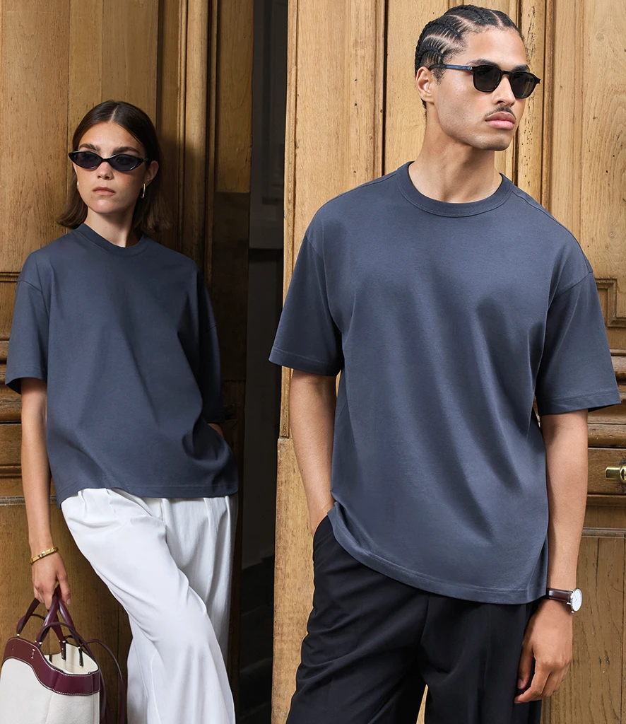 Man and women wearing SOL'S mouse grey boxy t-shirt 